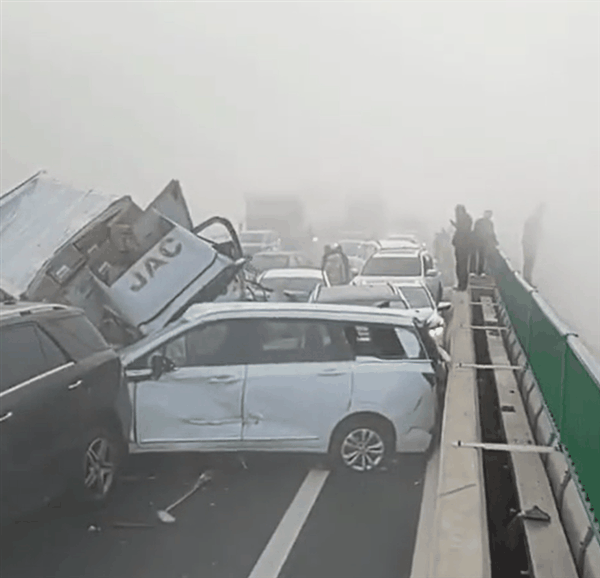 团雾作祟！山东一高速多车相撞有人喊救命：应对方法来了