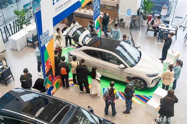 刮掉胡须颜值更帅!新款腾势N7到店引数十人围观插图 刮掉胡须颜值更帅!新款腾势N7到店引数十人围观