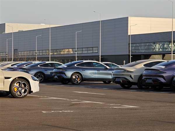 高清照来了!小米SU7深蓝色曝光:实车好看又高级插图3 高清照来了!小米SU7深蓝色曝光:实车好看又高级