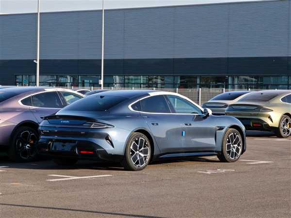 高清照来了!小米SU7深蓝色曝光:实车好看又高级插图 高清照来了!小米SU7深蓝色曝光:实车好看又高级