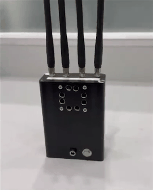 男子用锁车干扰器盗走2瓶茅台 车主摁了锁车键也没用插图 男子用锁车干扰器盗走2瓶茅台 车主摁了锁车键也没用