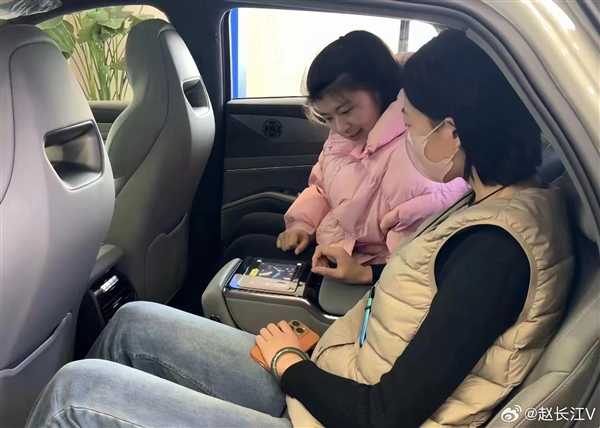 刮掉胡须颜值更帅!新款腾势N7到店引数十人围观插图4 刮掉胡须颜值更帅!新款腾势N7到店引数十人围观