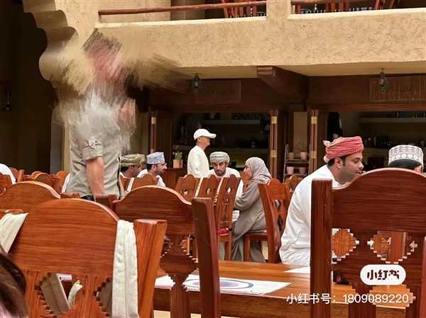 马云现身阿曼餐厅被网友偶遇:头戴鸭舌帽 风采依旧插图 马云现身阿曼餐厅被网友偶遇:头戴鸭舌帽 风采依旧