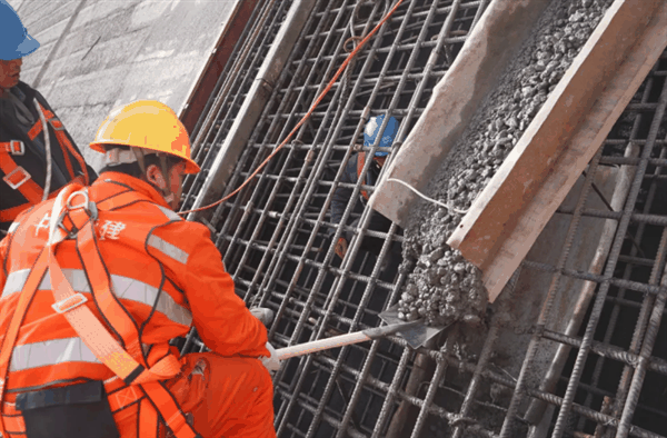 16万平方米!世界最高面板坝启动面板混凝土浇筑插图2 16万平方米!世界最高面板坝启动面板混凝土浇筑