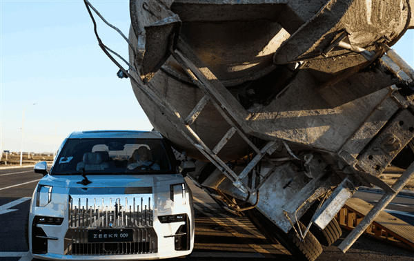 极氪009首创“十宫格”电池防撞结构 侧面可防60吨撞击插图1 极氪009首创“十宫格”电池防撞结构 侧面可防60吨撞击