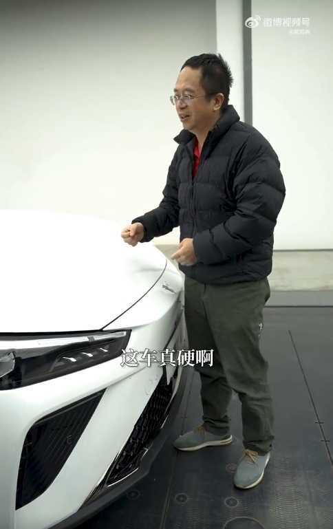 周鸿祎拳砸、肘击哪吒L：直呼这车真硬