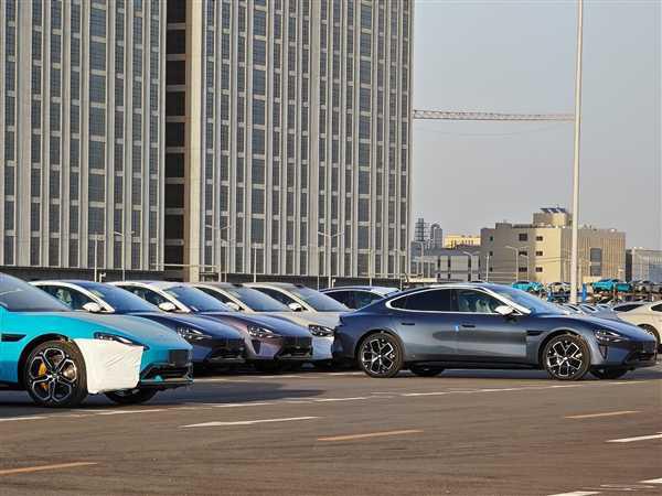 高清照来了!小米SU7深蓝色曝光:实车好看又高级插图2 高清照来了!小米SU7深蓝色曝光:实车好看又高级