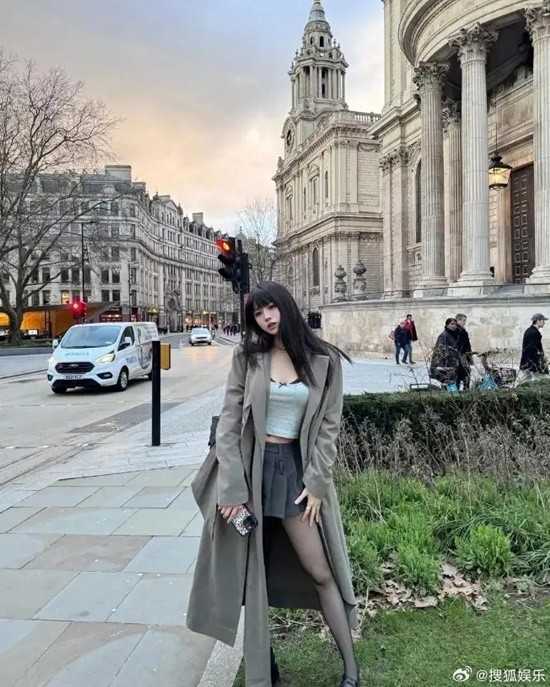 汪峰女儿小苹果晒留学照 19岁少女黑丝短裙亭亭玉立