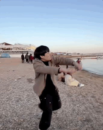 抖音上的一堆倒霉蛋：为了钓鱼 甩飞手机