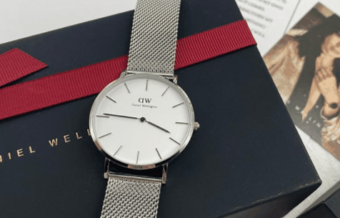 微商几百块卖的DW手表是真是假?dw手表钢带变黑是假的吗