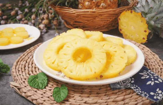 切开的菠萝放冰箱一晚上还能吃吗?菠萝切好放冰箱第二天能吃吗