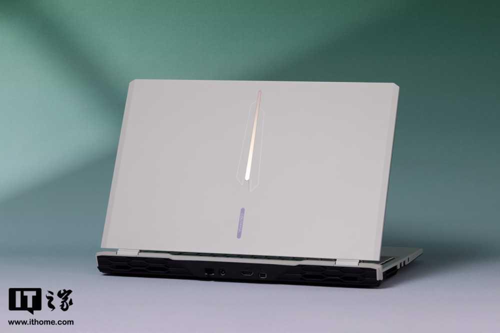 七彩虹隐星 P15 2024 游戏本图赏:换肤颜值大涨,黑白撞色是经典插图1 七彩虹隐星 P15 2024 游戏本图赏:换肤颜值大涨,黑白撞色是经典