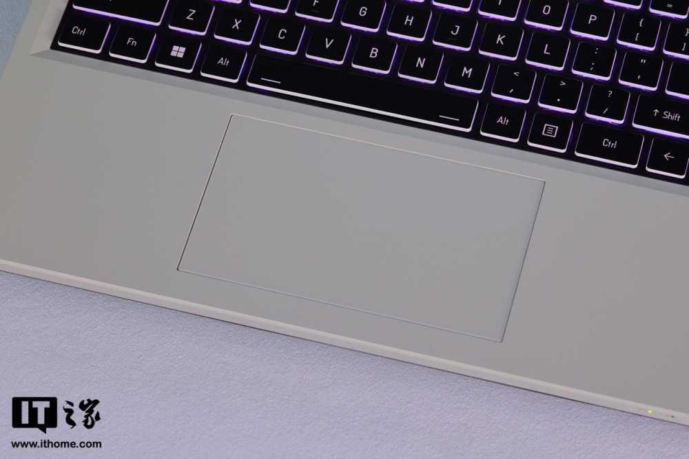 七彩虹隐星 P15 2024 游戏本图赏:换肤颜值大涨,黑白撞色是经典插图8 七彩虹隐星 P15 2024 游戏本图赏:换肤颜值大涨,黑白撞色是经典