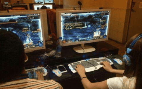 DNF玩家为搬砖在网吧吃住一年，网友看到他手后服了