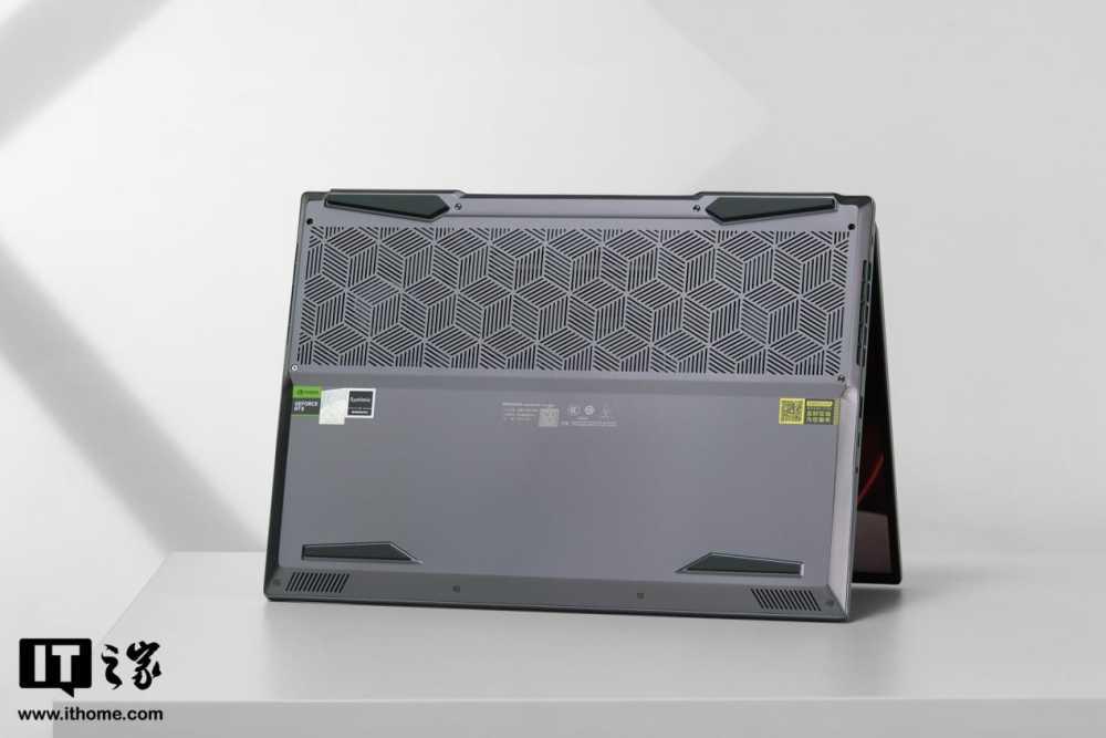 机械革命耀世 16 Pro 游戏本图赏,金属机身,炫彩灯效插图8 机械革命耀世 16 Pro 游戏本图赏,金属机身,炫彩灯效