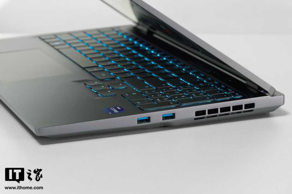 机械革命耀世 16 Pro 游戏本图赏,金属机身,炫彩灯效插图7 机械革命耀世 16 Pro 游戏本图赏,金属机身,炫彩灯效