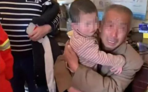 3岁男童走失狗狗在山上陪了一夜 狗狗真懂事