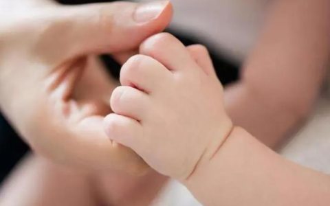 男子抚养儿子15年发现非亲生 向其亲生父亲索赔数十万元