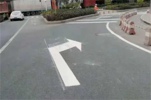 按照标线右转却因逆行被罚200扣3分 交警回应