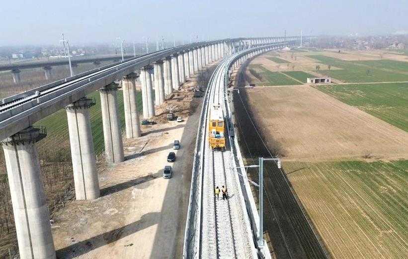 杭州南站拥挤有人破门自救 官方回应对此深表歉意