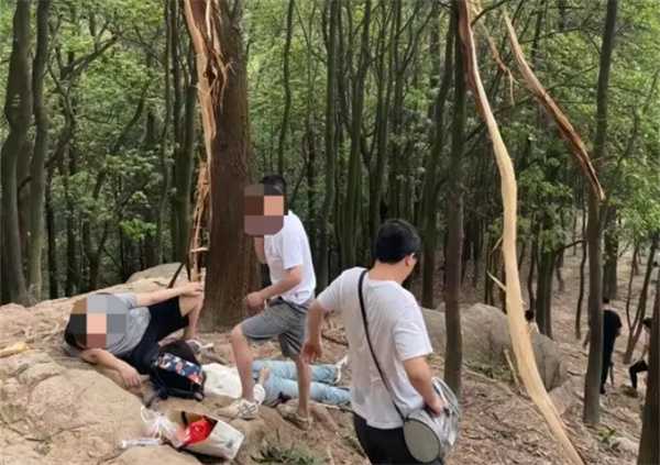 女子爬山遭雷击倒地身旁树木被劈开 爬山安全注意事项插图 女子爬山遭雷击倒地身旁树木被劈开