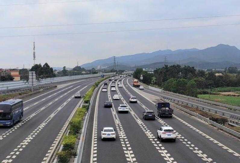 司机高速上掉了80万元银子 后车被砸无人员伤亡插图 高速