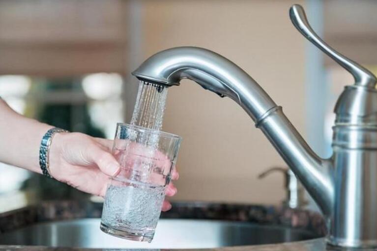 老夫妇居家俩月用水1023吨 自来水公司表示如实抄表！