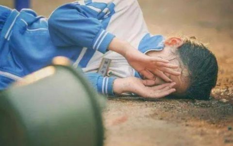 女老师用手端学生下巴挑衅 当地教育局这样回应