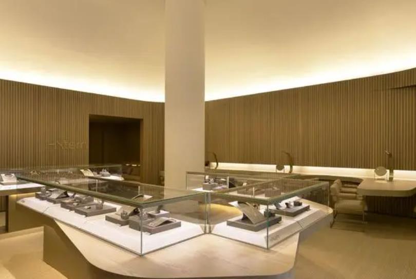 美国唐人街珠宝店光天化日遭抢劫 损失非常惨重