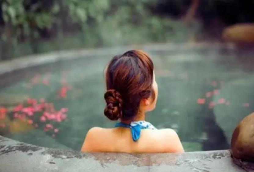 顾客正泡温泉发现自己入镜直播间 还一直拍摄其他顾客