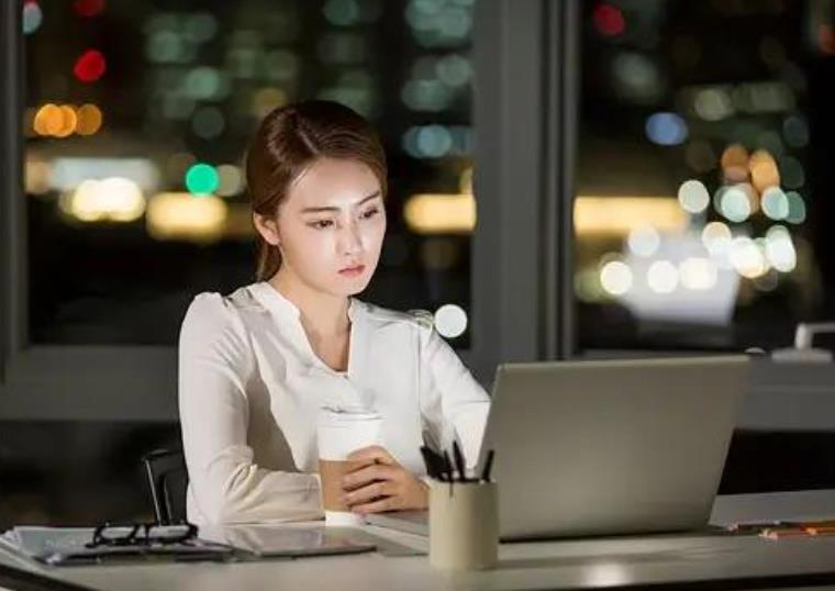 发朋友圈拒加班被辞 法院判决公司赔偿近五万元