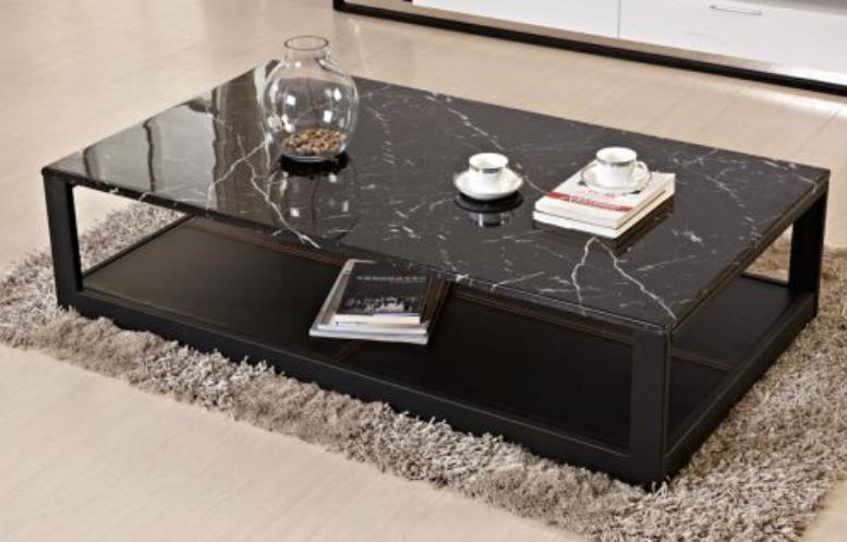 小女孩一脚踩断家里大理石茶几 愣在原地不敢动弹