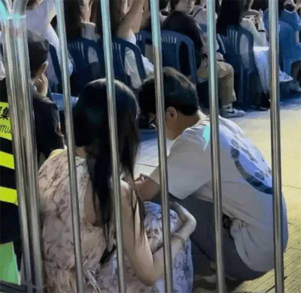 薛之谦演唱会眼镜哥被质疑策划博流量 男主开直播礼物不断