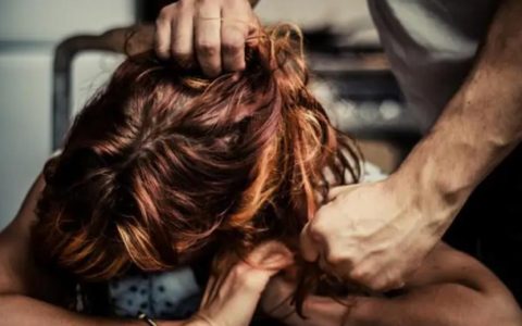 女子被公公扇耳光后下跪妇联介入 疑因带孩子产生矛盾