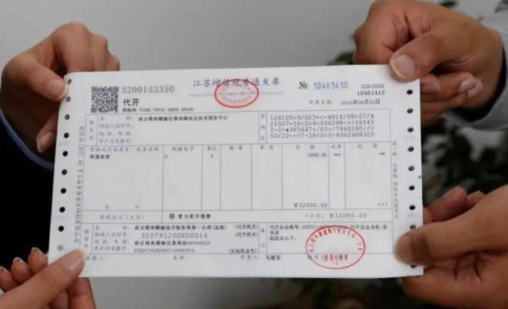 男子地摊吃饭要求开发票还少给钱 网友：太不要脸了