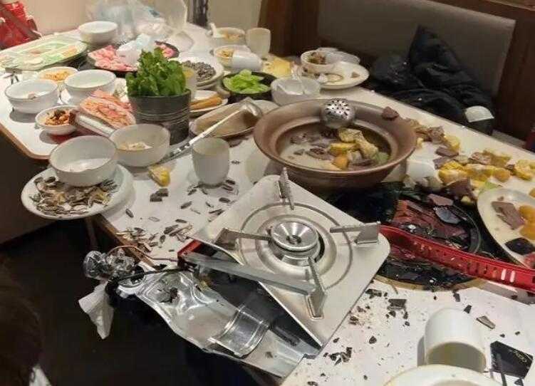 女子餐厅吃饭因卡式炉爆炸缝50针