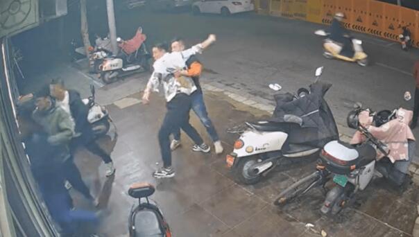 男子饭店门口撒尿还暴打老板 什么仇什么怨？