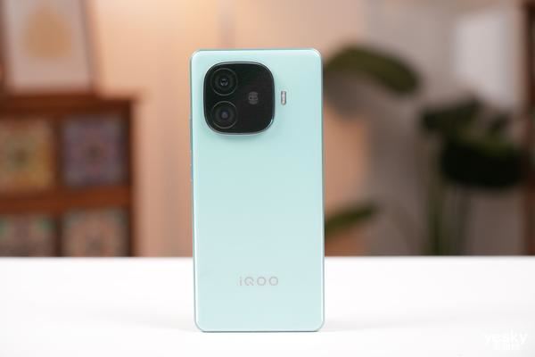 骁龙旗舰芯+6000mAh电池 iQOOZ9 Turbo手机测评插图1