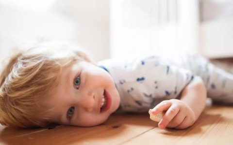 海南通报“女子打工3娃被锁家里” 其丈夫服刑中