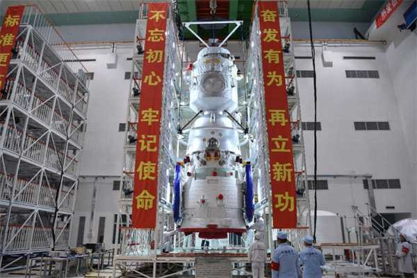 神十七神十八乘组太空胜利会师 双方激动相拥开心留影