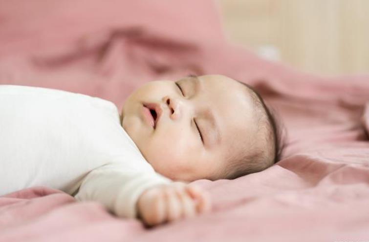 婴儿被保姆随手甩飞扔床上 她会受到法律制裁吗？