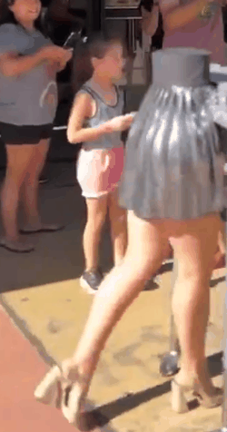 妹子的上半身去哪了！只有大腿在推桌子：过于赛博朋克了