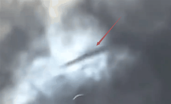 美国日全食现UFO飞行物:狭长影子飞速穿越云层插图2 美国日全食现UFO飞行物:狭长影子飞速穿越云层