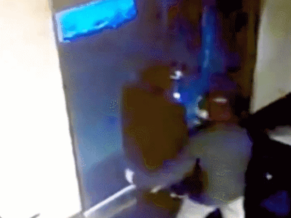 因玻璃门碎裂受伤：9年后美国一女子获赔2.5亿元