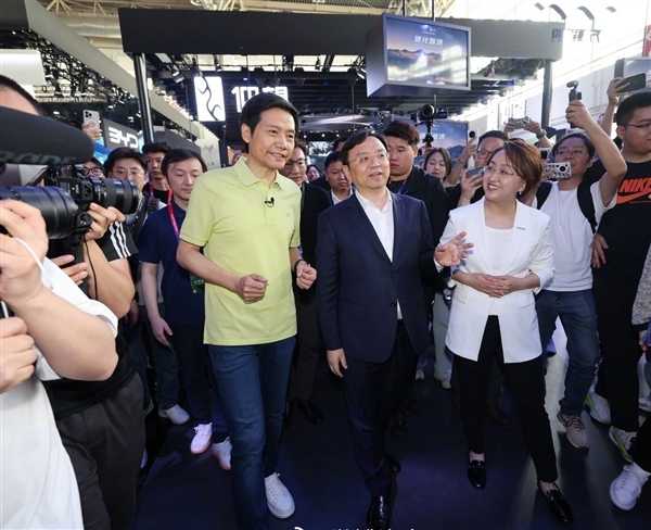 雷军车展同款绿色T恤火了 法国轻奢品牌 打完折1490元插图 雷军车展同款绿色T恤火了 法国轻奢品牌 打完折1490元