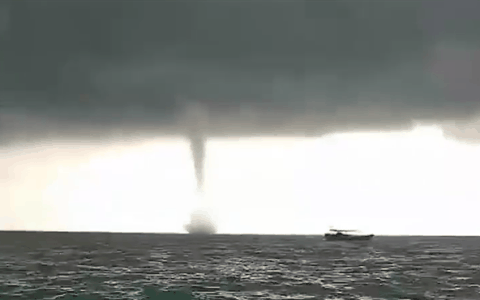 中国香港水域出现水龙卷：水柱从海面直冲云霄 专家科普原理