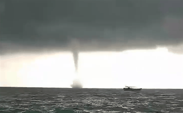 中国香港水域出现水龙卷：水柱从海面直冲云霄 专家科普原理