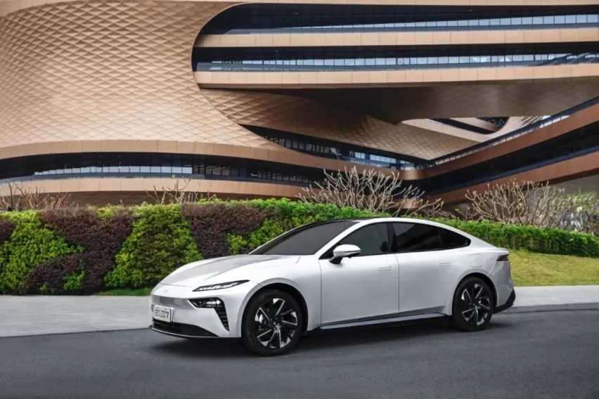 「国家队」下场内卷，东风 eπ 冲锋