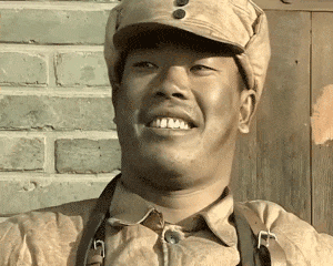 小米SU7车主《亮剑》出门表情火了：扮演者已去世六年