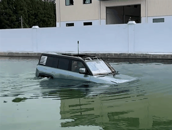 号称全网首台 男子开仰望U8下湘江：游了一圈重新上岸